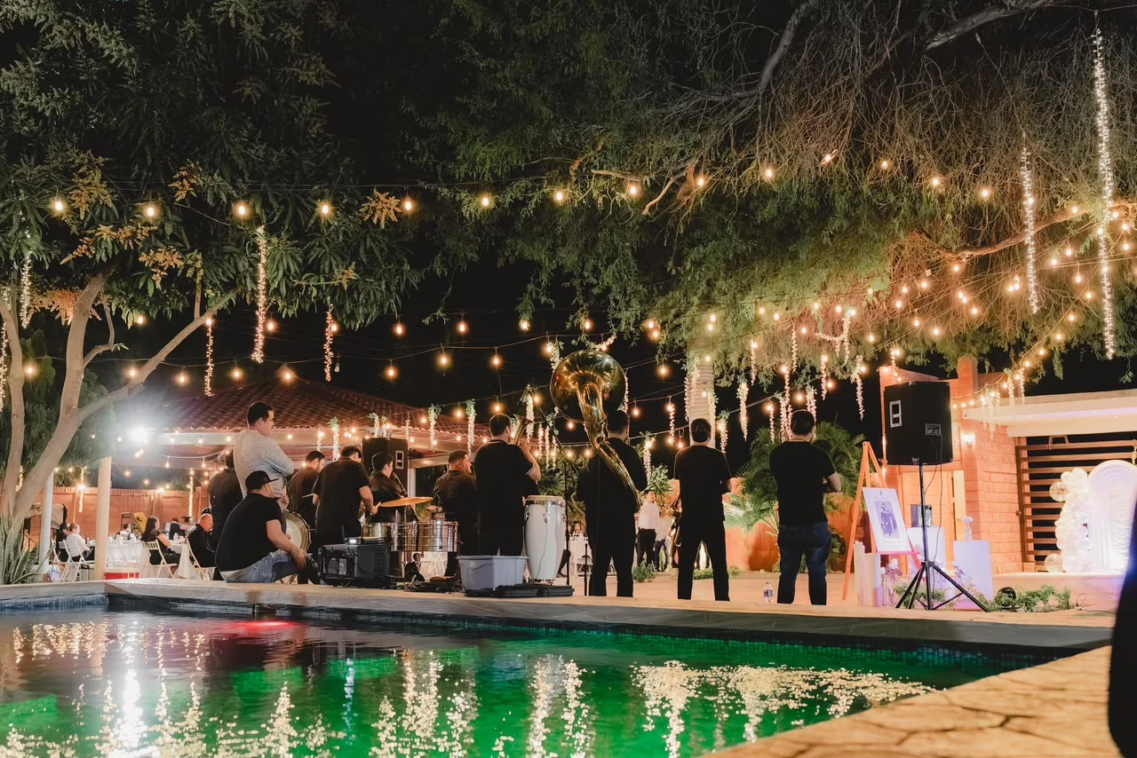 Ver celebración junto a la alberca iluminada