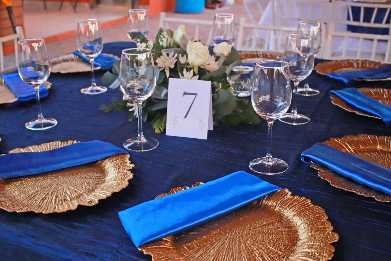 Ver detalle de flores, cristalería y montaje de mesa