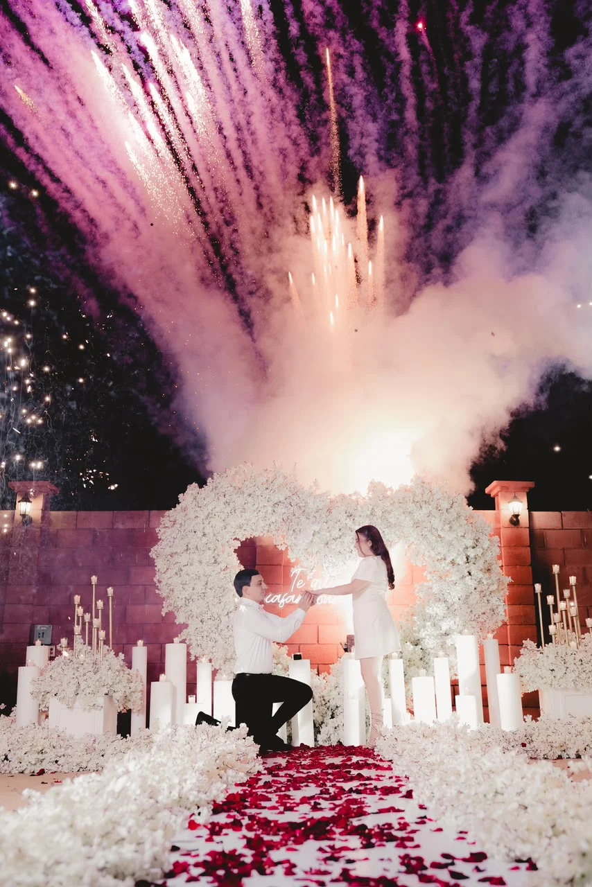 Ver pedida de mano con flores y fuegos artificiales
